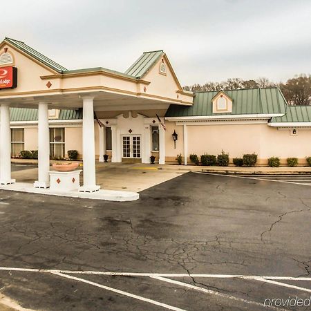 Econo Lodge Inn & Suites Лъмбъртън Екстериор снимка