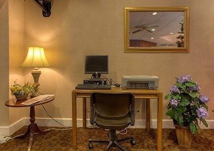 Econo Lodge Inn & Suites Лъмбъртън Бизнес снимка