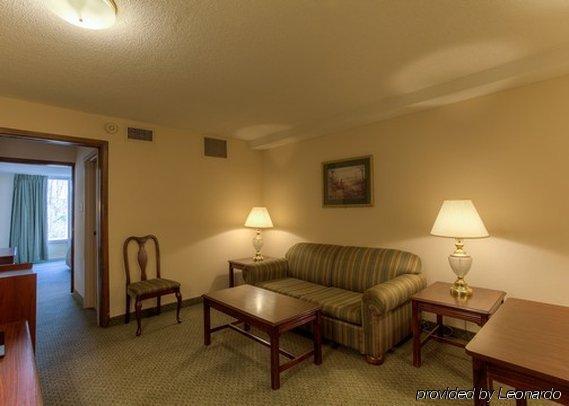 Econo Lodge Inn & Suites Лъмбъртън Стая снимка