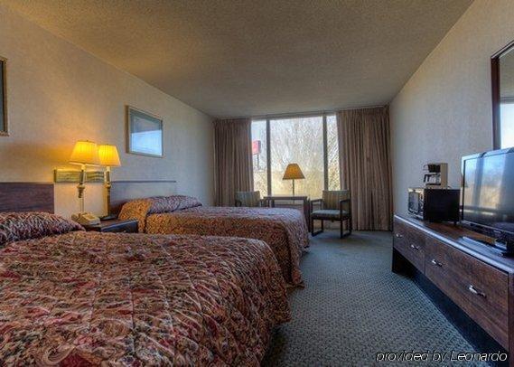 Econo Lodge Inn & Suites Лъмбъртън Стая снимка