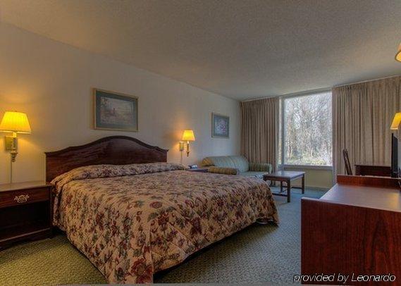 Econo Lodge Inn & Suites Лъмбъртън Стая снимка