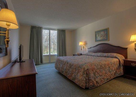 Econo Lodge Inn & Suites Лъмбъртън Стая снимка