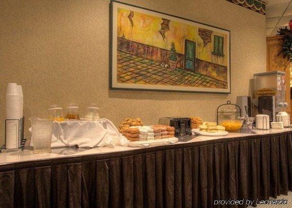 Econo Lodge Inn & Suites Лъмбъртън Ресторант снимка