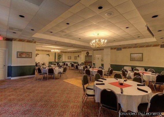 Econo Lodge Inn & Suites Лъмбъртън Ресторант снимка