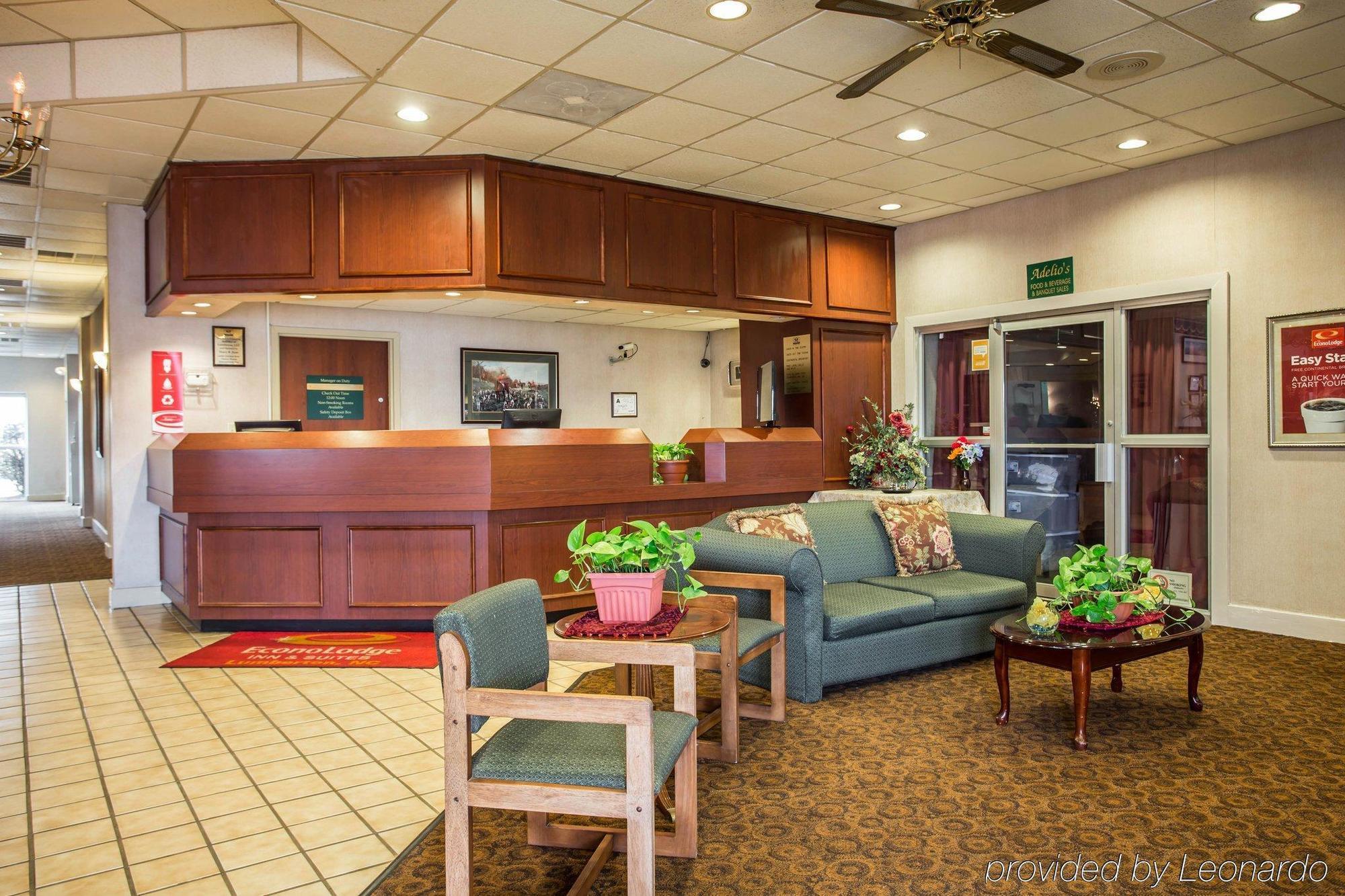 Econo Lodge Inn & Suites Лъмбъртън Екстериор снимка