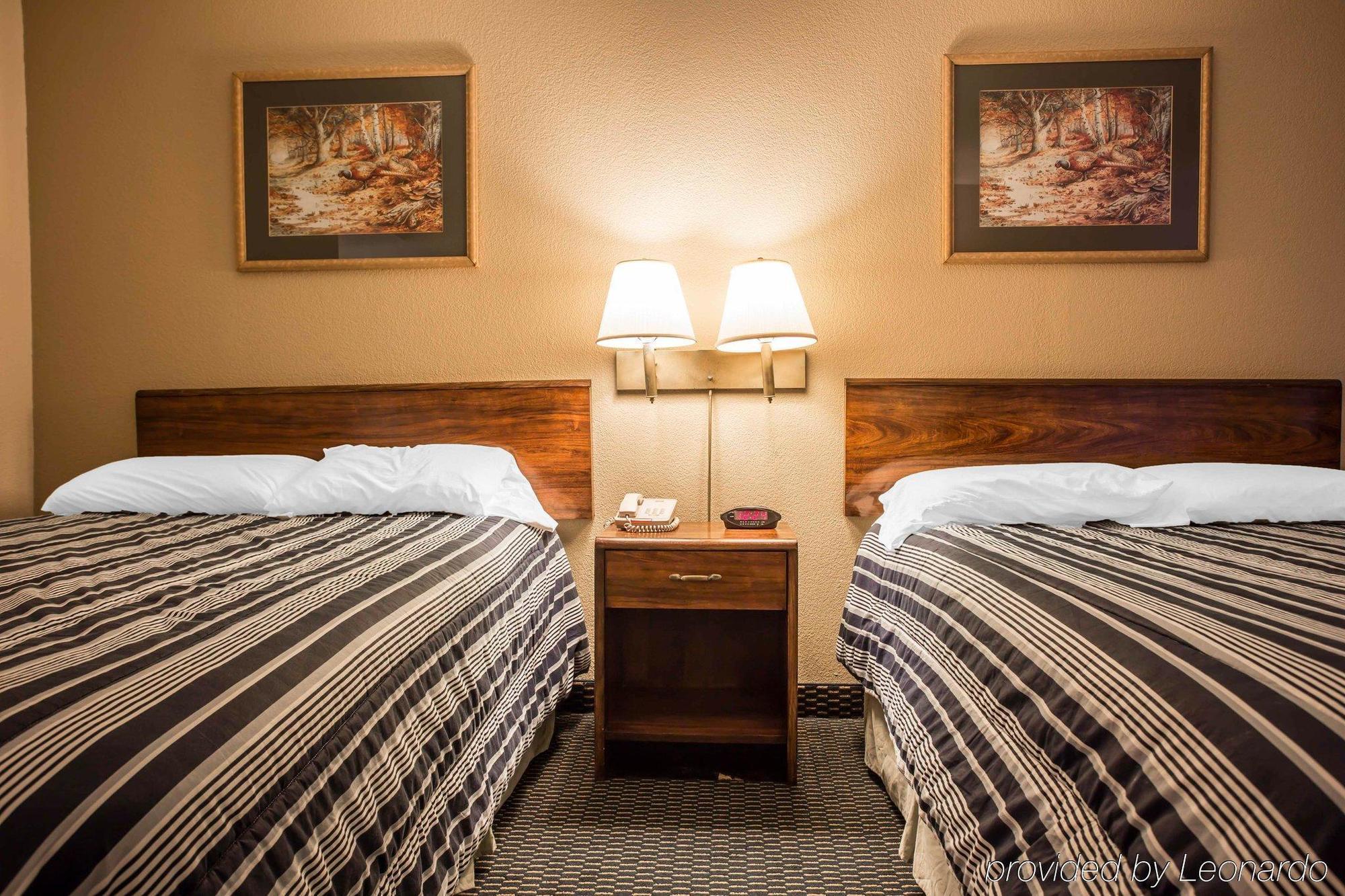 Econo Lodge Inn & Suites Лъмбъртън Екстериор снимка