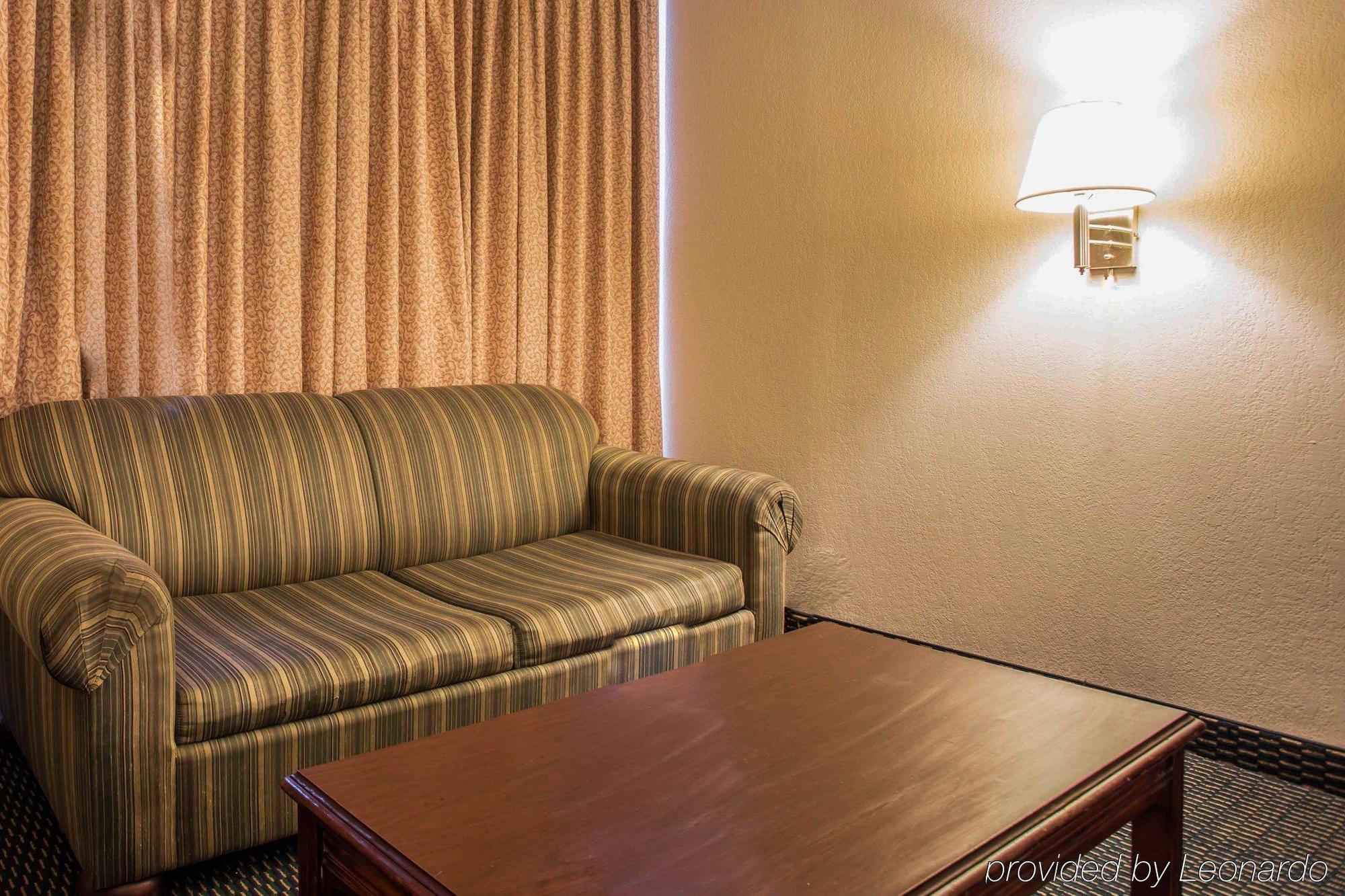 Econo Lodge Inn & Suites Лъмбъртън Екстериор снимка