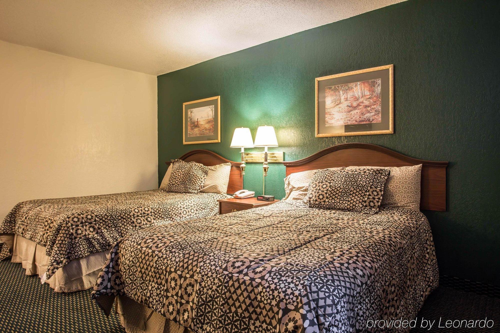 Econo Lodge Inn & Suites Лъмбъртън Екстериор снимка