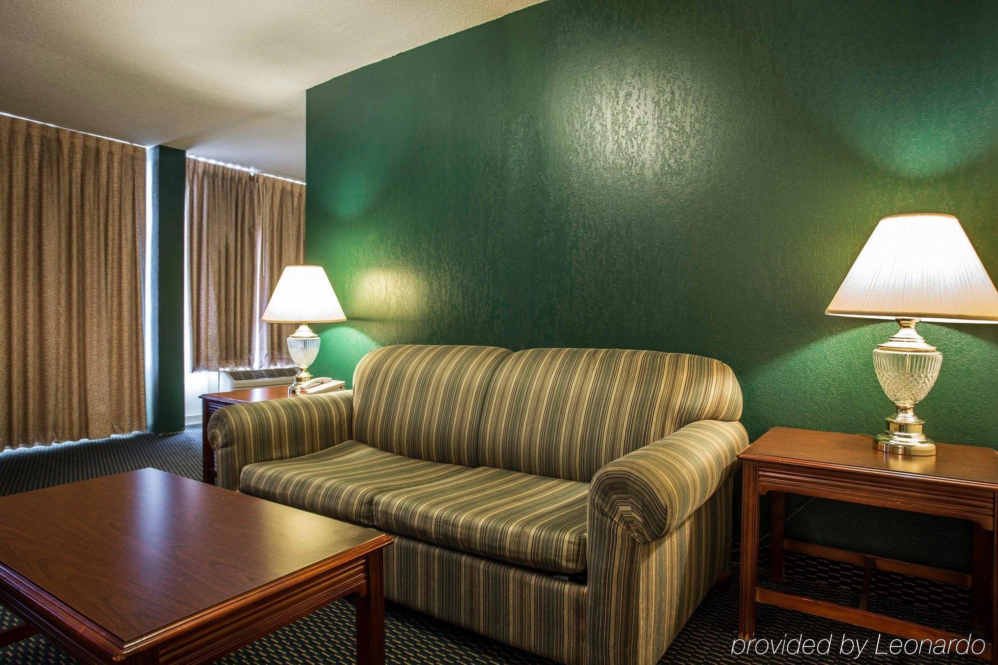 Econo Lodge Inn & Suites Лъмбъртън Екстериор снимка