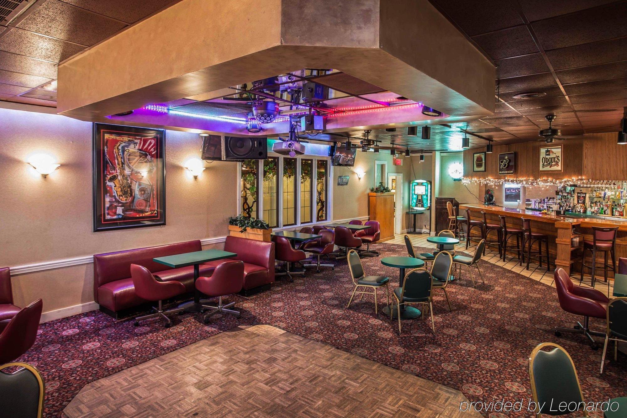 Econo Lodge Inn & Suites Лъмбъртън Екстериор снимка