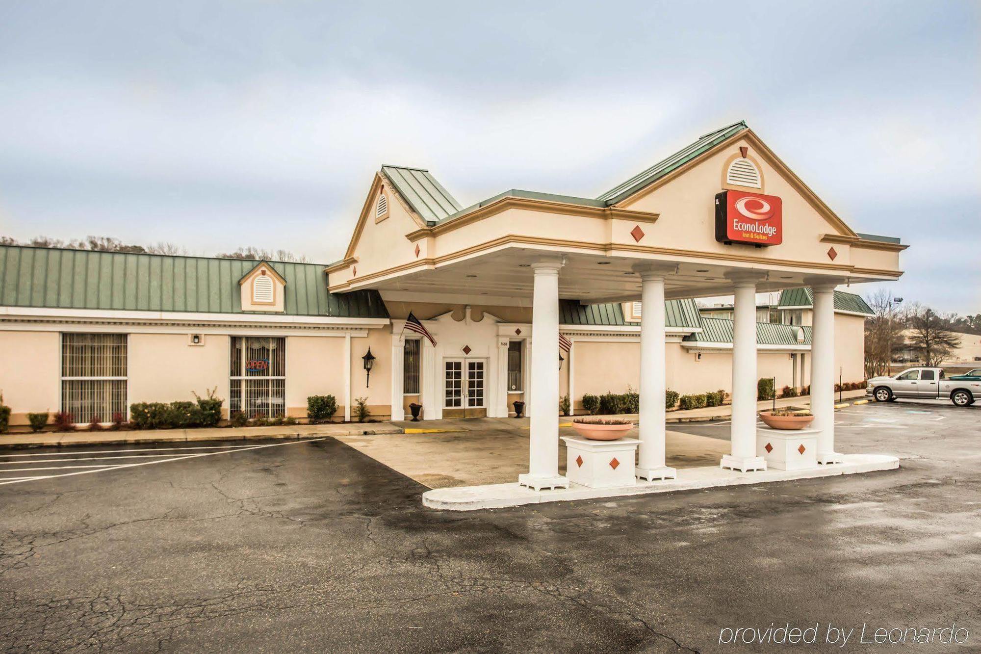 Econo Lodge Inn & Suites Лъмбъртън Екстериор снимка