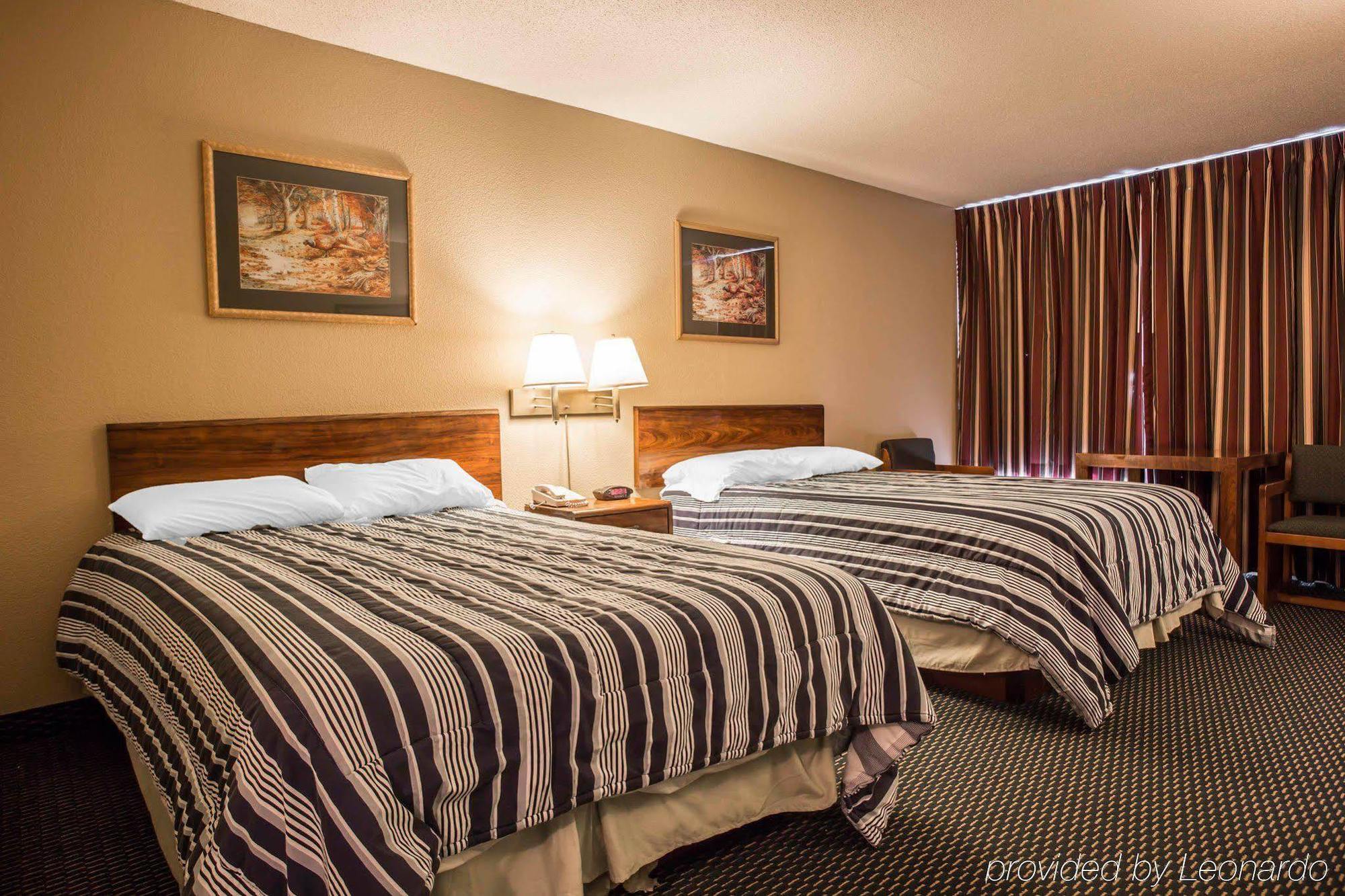 Econo Lodge Inn & Suites Лъмбъртън Екстериор снимка