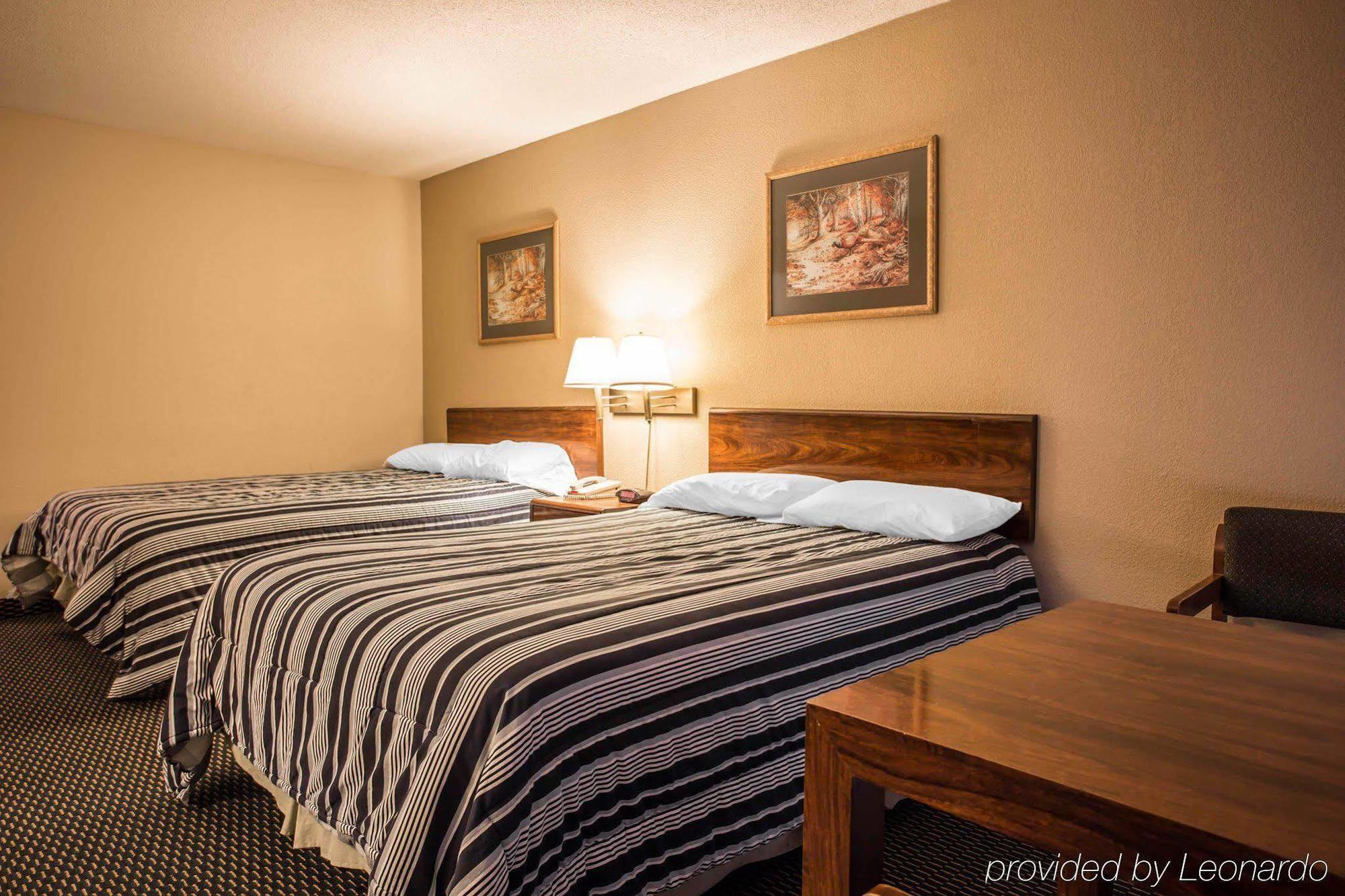 Econo Lodge Inn & Suites Лъмбъртън Екстериор снимка