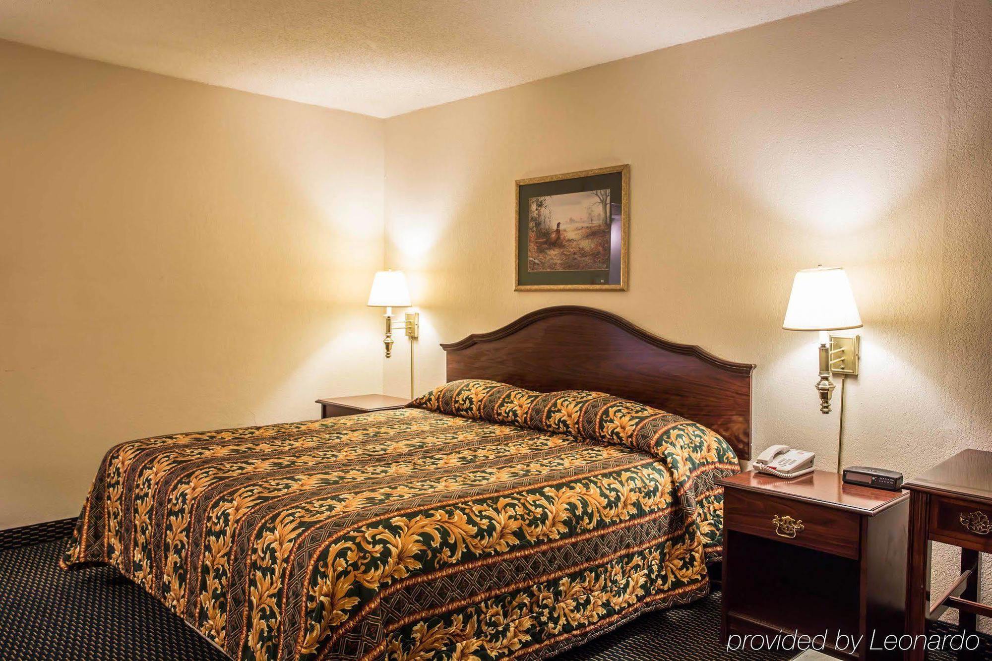 Econo Lodge Inn & Suites Лъмбъртън Екстериор снимка