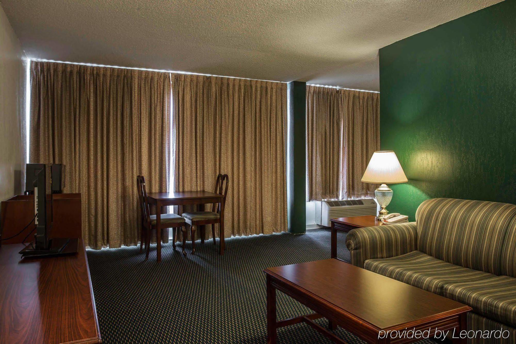 Econo Lodge Inn & Suites Лъмбъртън Екстериор снимка