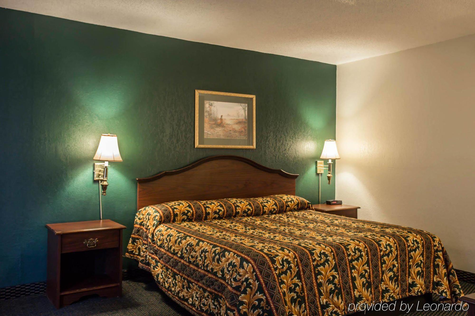 Econo Lodge Inn & Suites Лъмбъртън Екстериор снимка