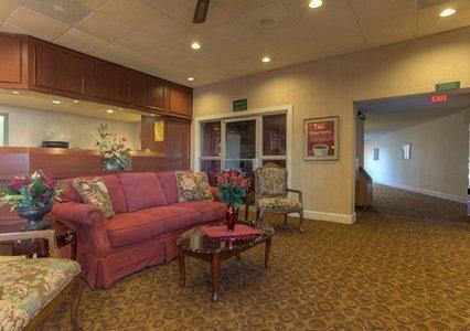 Econo Lodge Inn & Suites Лъмбъртън Ресторант снимка