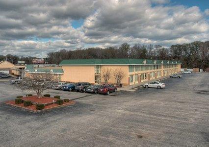 Econo Lodge Inn & Suites Лъмбъртън Екстериор снимка